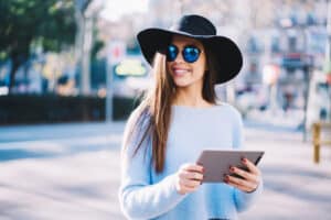 Stylish women whos investing in her eyes with ZEISS smile